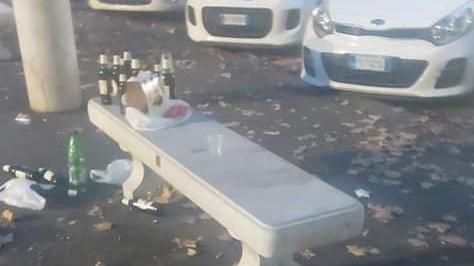 Decine di bottiglie di birra abbandonate in piazza XX: «Noi come via Buontalenti»
