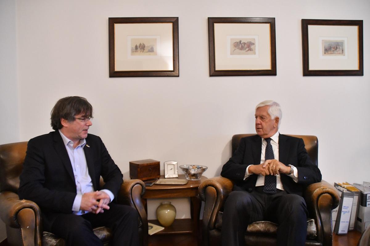 Carles Puigdemont con l'avvocato Agostinangelo Marras