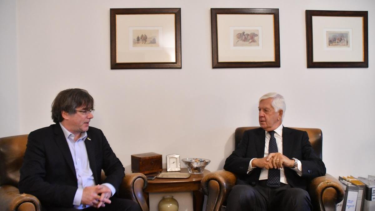 Carles Puigdemont con l'avvocato Agostinangelo Marras
