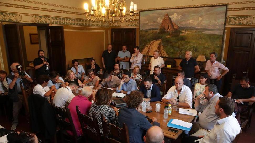 Una riunione all’interno della Palazzina Regia (Foto Nucci)