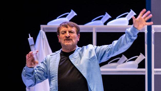 L’altra vita di Giacomo infermiere in corsia «Nel mio romanzo parla la sofferenza