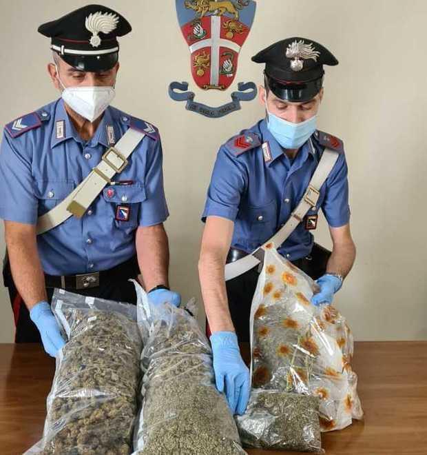 Nel garage in disuso c’erano 2,6 chili di droga Caccia allo spacciatore 