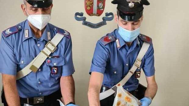 Nel garage in disuso c’erano 2,6 chili di droga Caccia allo spacciatore