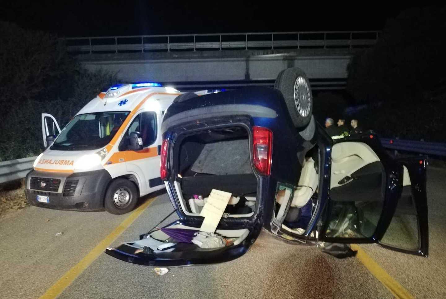 Guida ubriaco e finisce fuori strada 