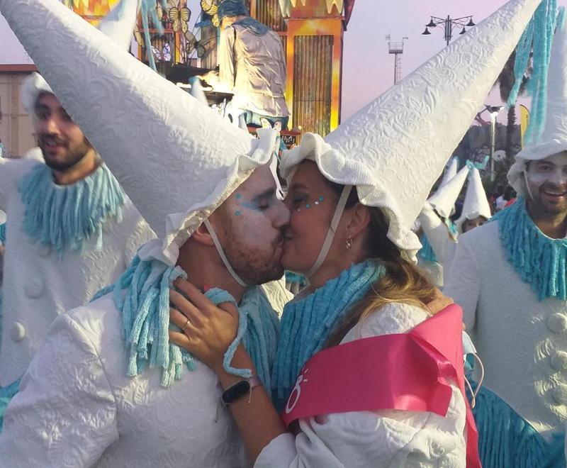 «Elisa, mi vuoi sposare?». Il “sì” in mezzo al carnevale