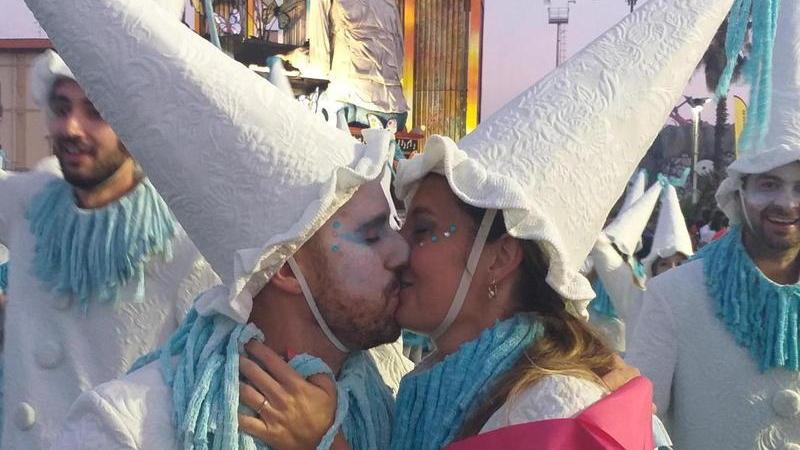«Elisa, mi vuoi sposare?». Il “sì” in mezzo al carnevale
