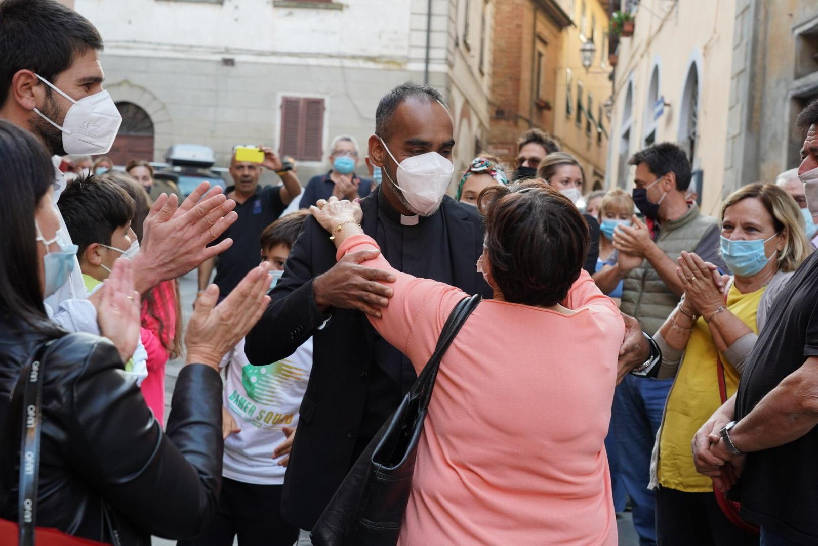 Gli abbracci dei palaiesi a don Holin