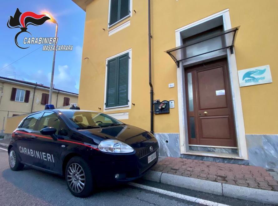 Il blitz dei carabinieri davanti alla sede dell'ex Serinper
