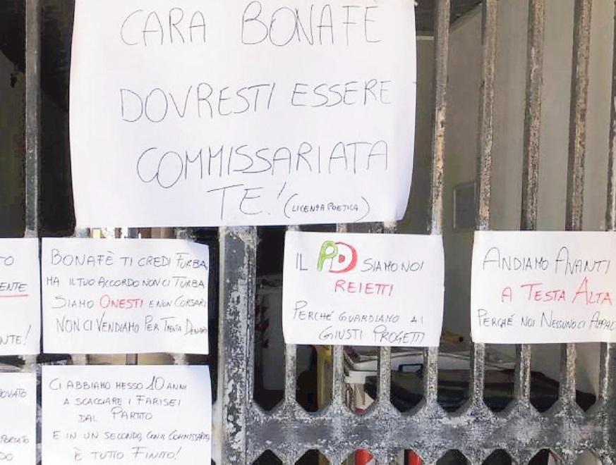 La sede del Pd di Vareggio  con la protesta per il commissariamento in una foto del luglio dello scorso anno