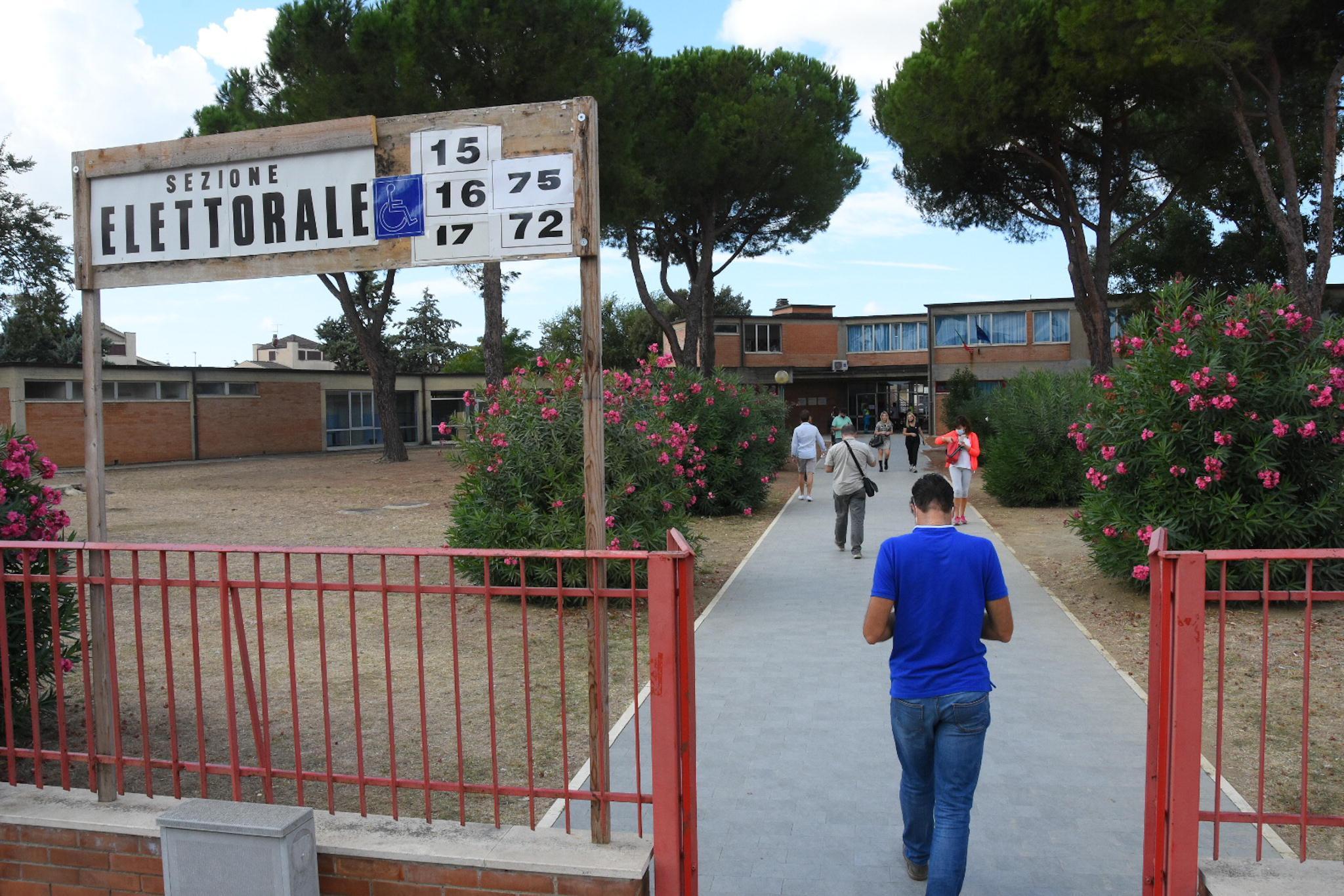 I seggi nel plesso scolastico di via Giotto (Foto Agenzia Bf)