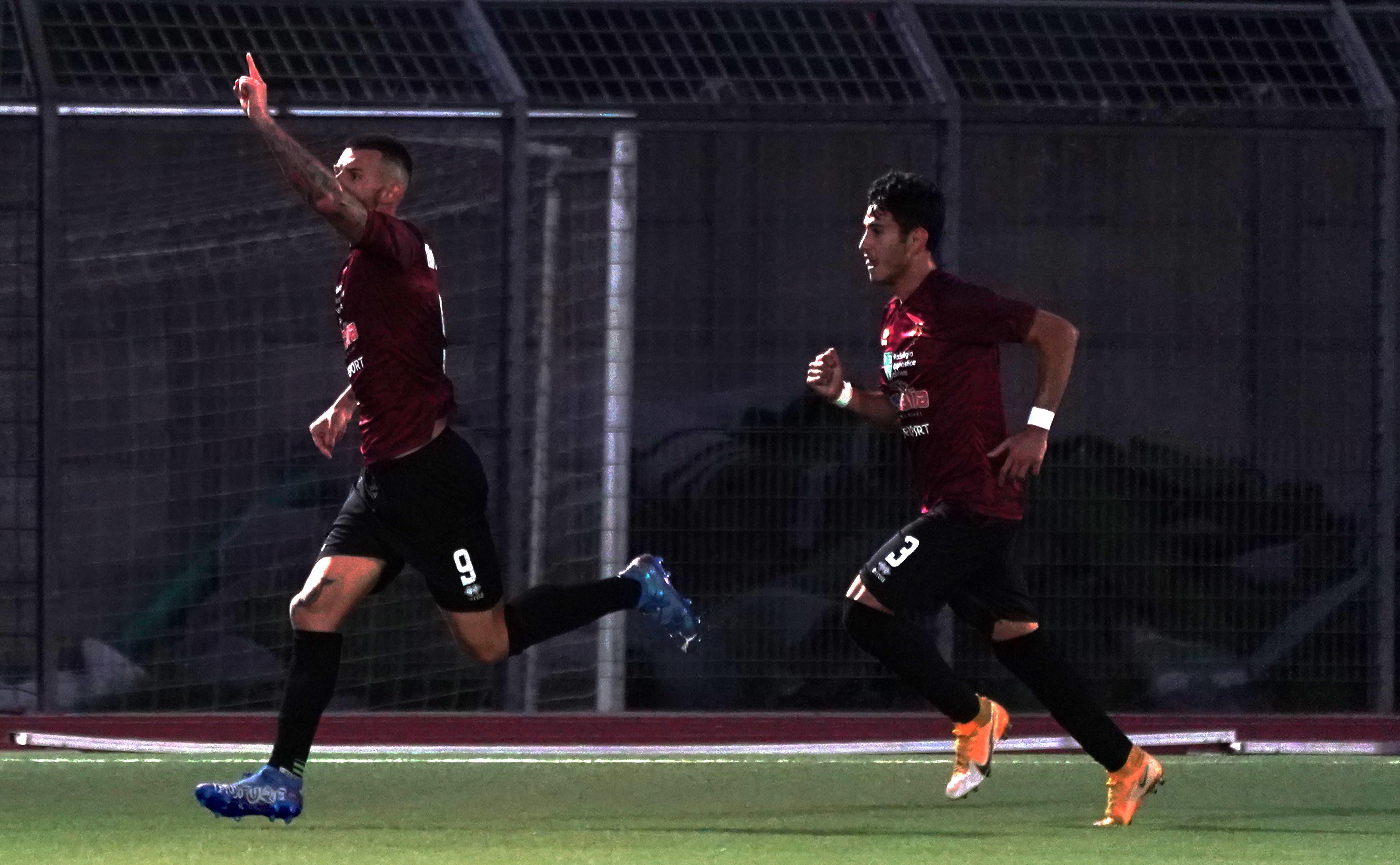 Il bomber Magnaghi esulta dopo la rete dell'1-0