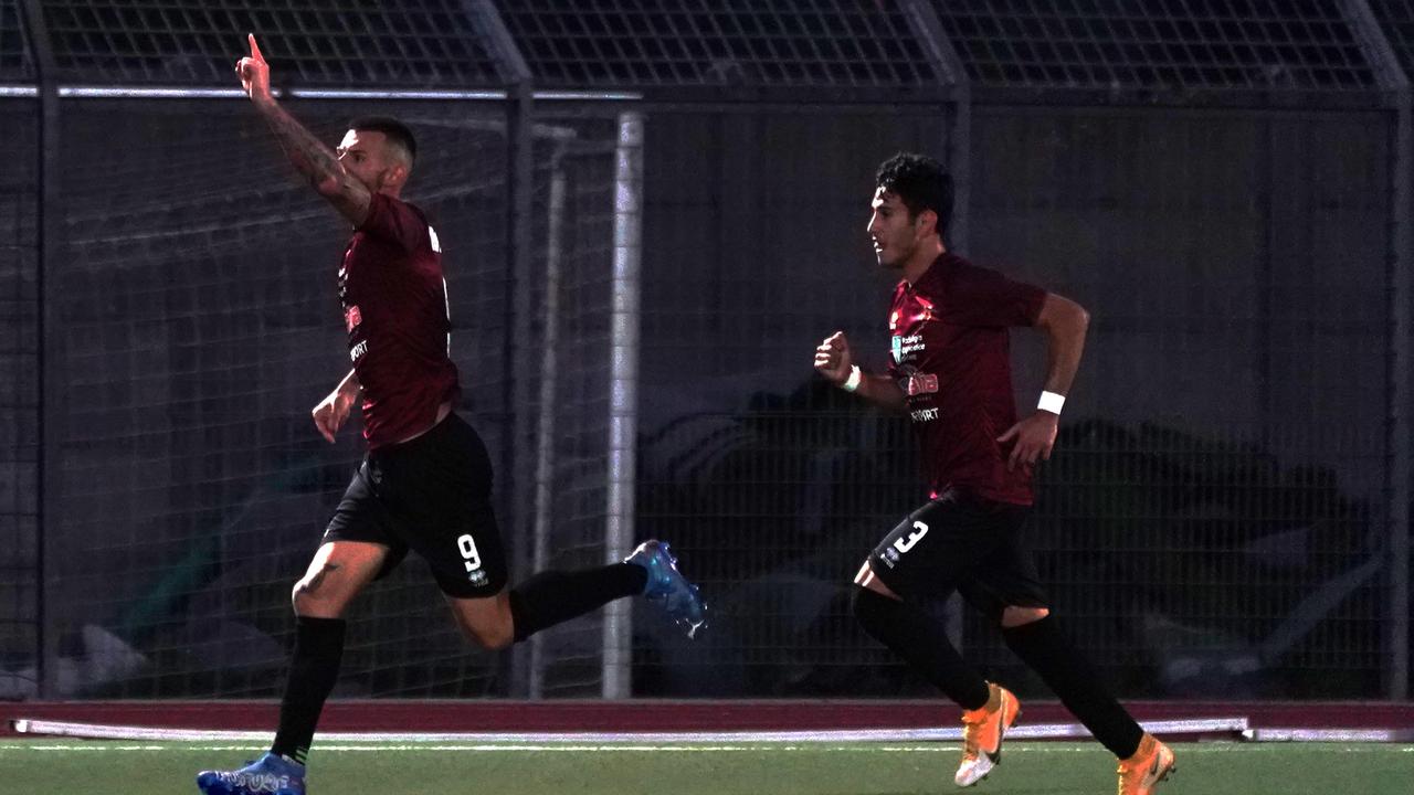 Il bomber Magnaghi esulta dopo la rete dell'1-0