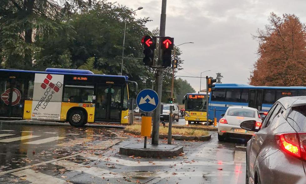 Modena, via Emilia Ovest sempre in tilt, lettera al Comune degli autisti di bus 