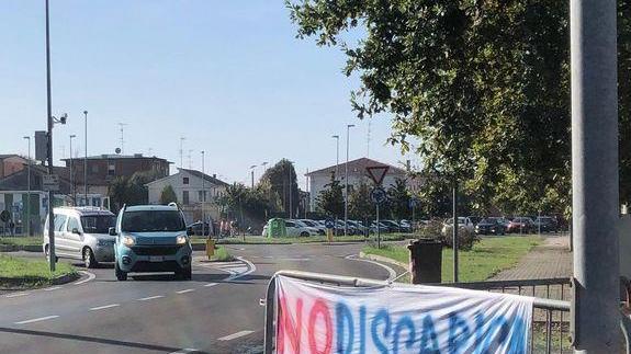 Blitz anti-discarica di notte, striscioni ai seggi di Finale