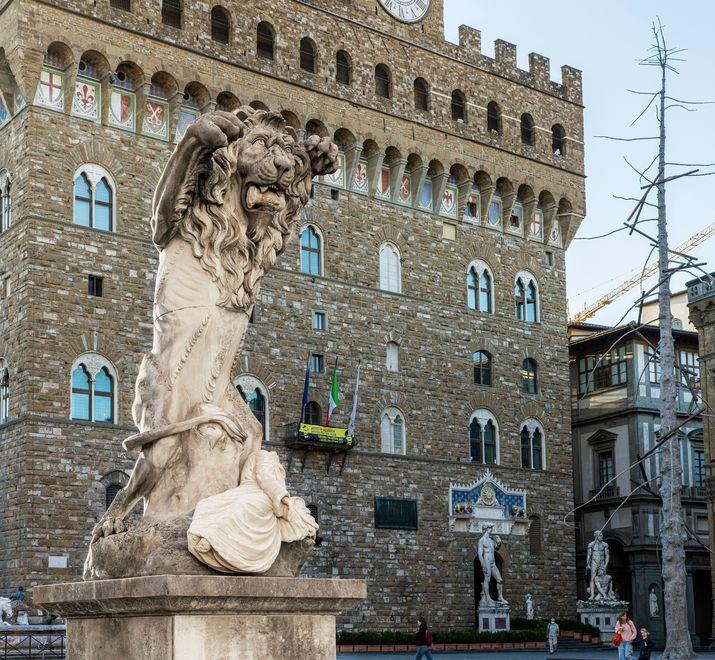 Le creazioni di Vezzoli in dialogo fra antico e contemporaneo 