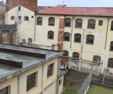Detenuto sferra pugni a un agente di custodia che finisce in ospedale 