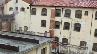 Detenuto sferra pugni a un agente di custodia che finisce in ospedale