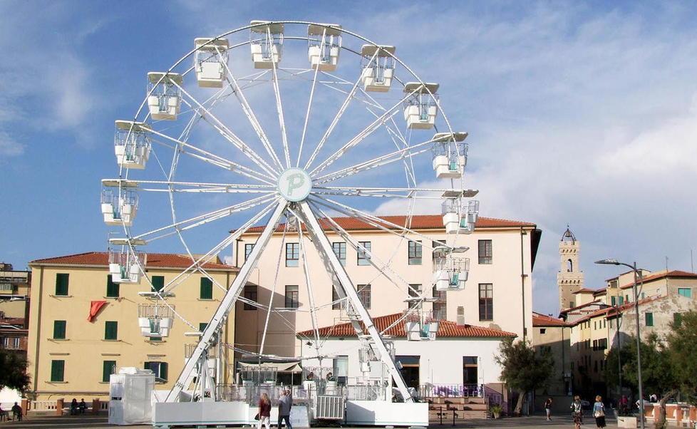 Tante famiglie e bambini per il primo giorno della ruota panoramica