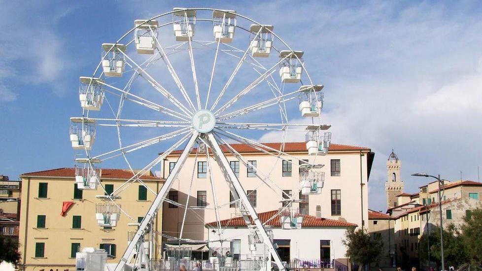 Tante famiglie e bambini per il primo giorno della ruota panoramica