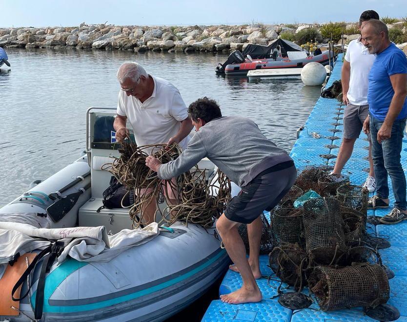 Via ombrelloni rotti nasse e pneumatici Spiaggia e mare ripuliti 