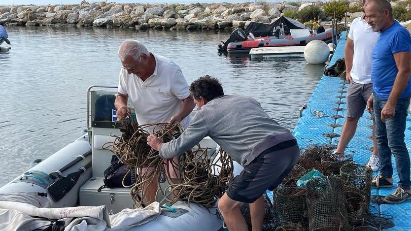Via ombrelloni rotti nasse e pneumatici Spiaggia e mare ripuliti