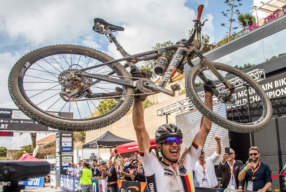 In migliaia sul Calamita per vedere i mondiali Germania e Austria festeggiano all’Elba