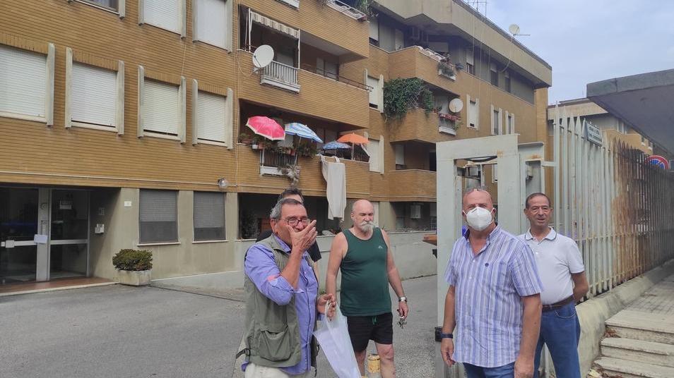 «Al villaggio Centofiori caos e poche regole, il Comune intervenga»