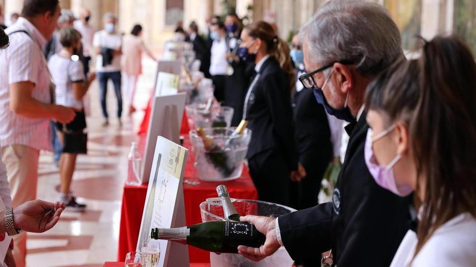 Lo “Champagne per tutti” riempie il tempio dell’acqua