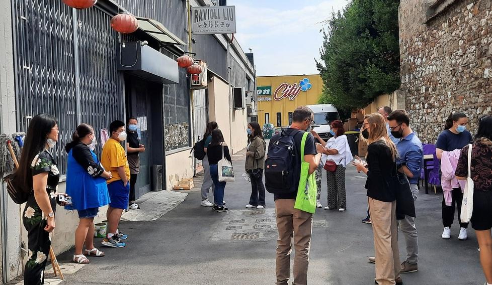 I cinesi raccontano la loro Chinatown e coprono gli adesivi “scomodi” sui pali 