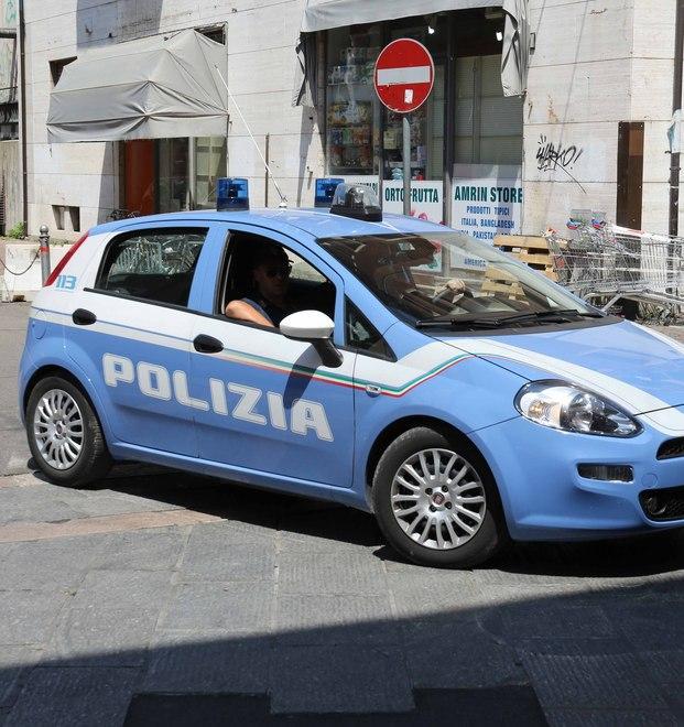 Prima l’inseguimento poi gli agenti scoprono un giro di targhe rubate 