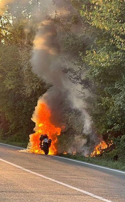 Moto distrutta dalle fiamme