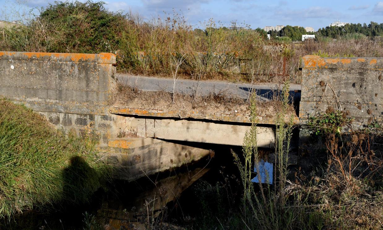 Un ponte pericoloso senza parapetto
