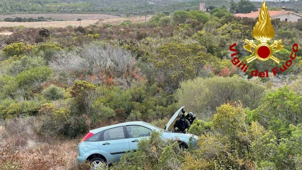 Donna perde il controllo dell’auto e finisce in mezzo alla campagna