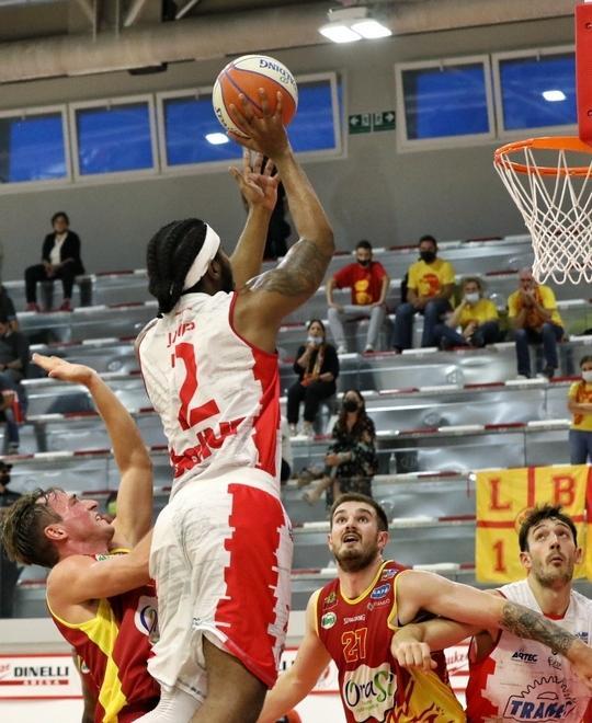 Basket A/2. L’atteso ritorno in patria non è da profeti. Brutta Tramec, Ravenna la porta a spasso: finisce 59 a 71