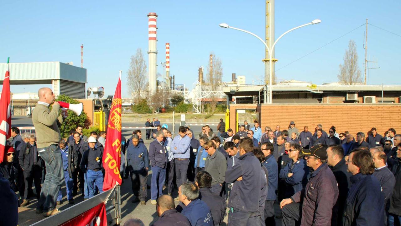 Una protesta dei lavoratori dell’indotto davanti all’Eni