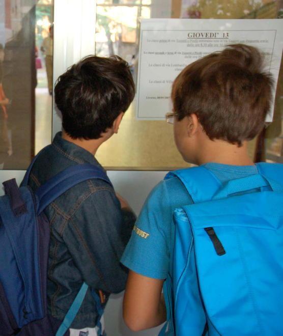 Bambini all’ingresso della scuola