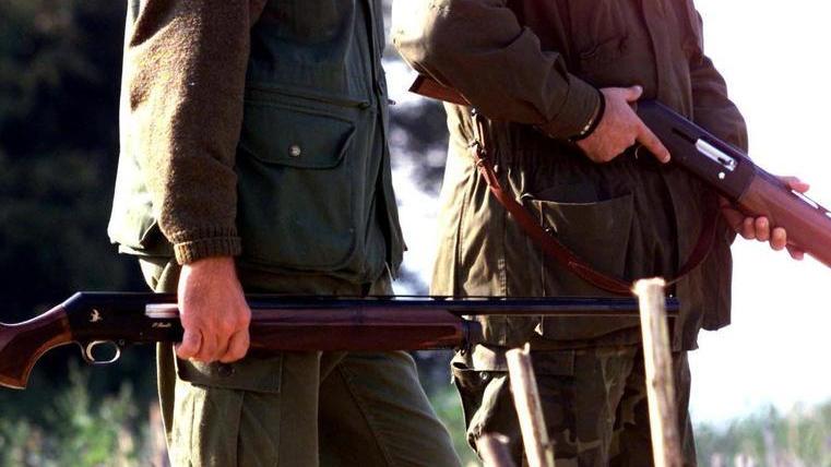 Il cacciatore ferito ai laghetti della Magona è stabile, sequestrato il fucile che ha sparato