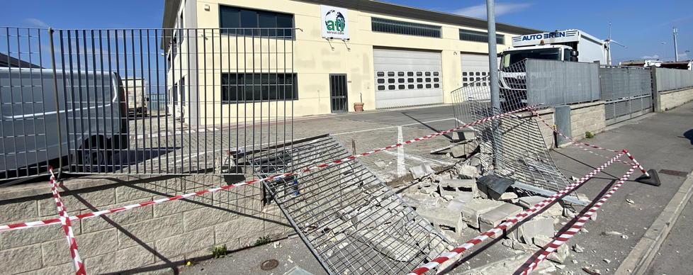 La recinzione sfondata dai ladri con il camion rubato e poi abbandonato a Santa Maria a Monte