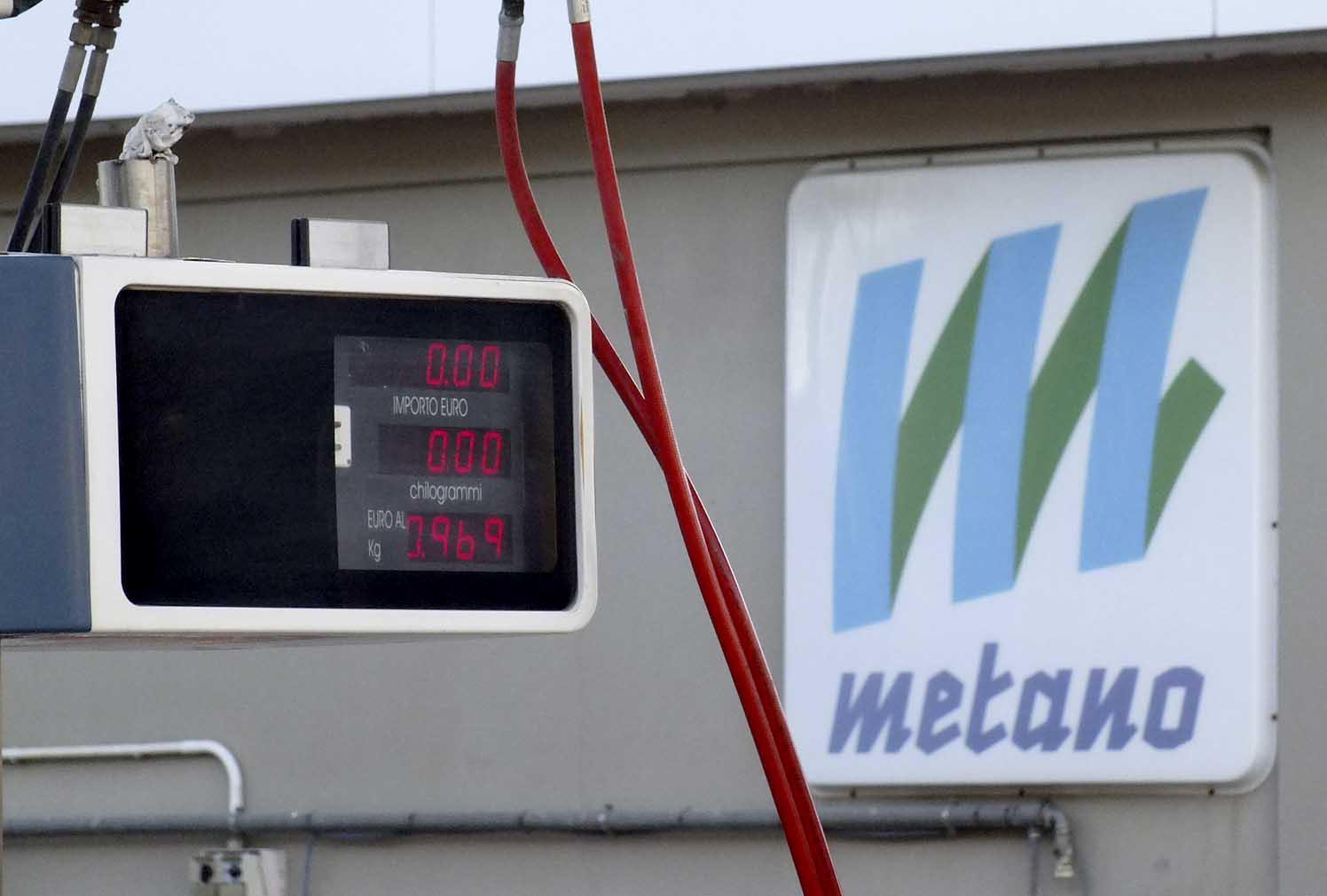 Il pieno col metano costa più del doppio, solo in un impianto il rincaro non scatta 