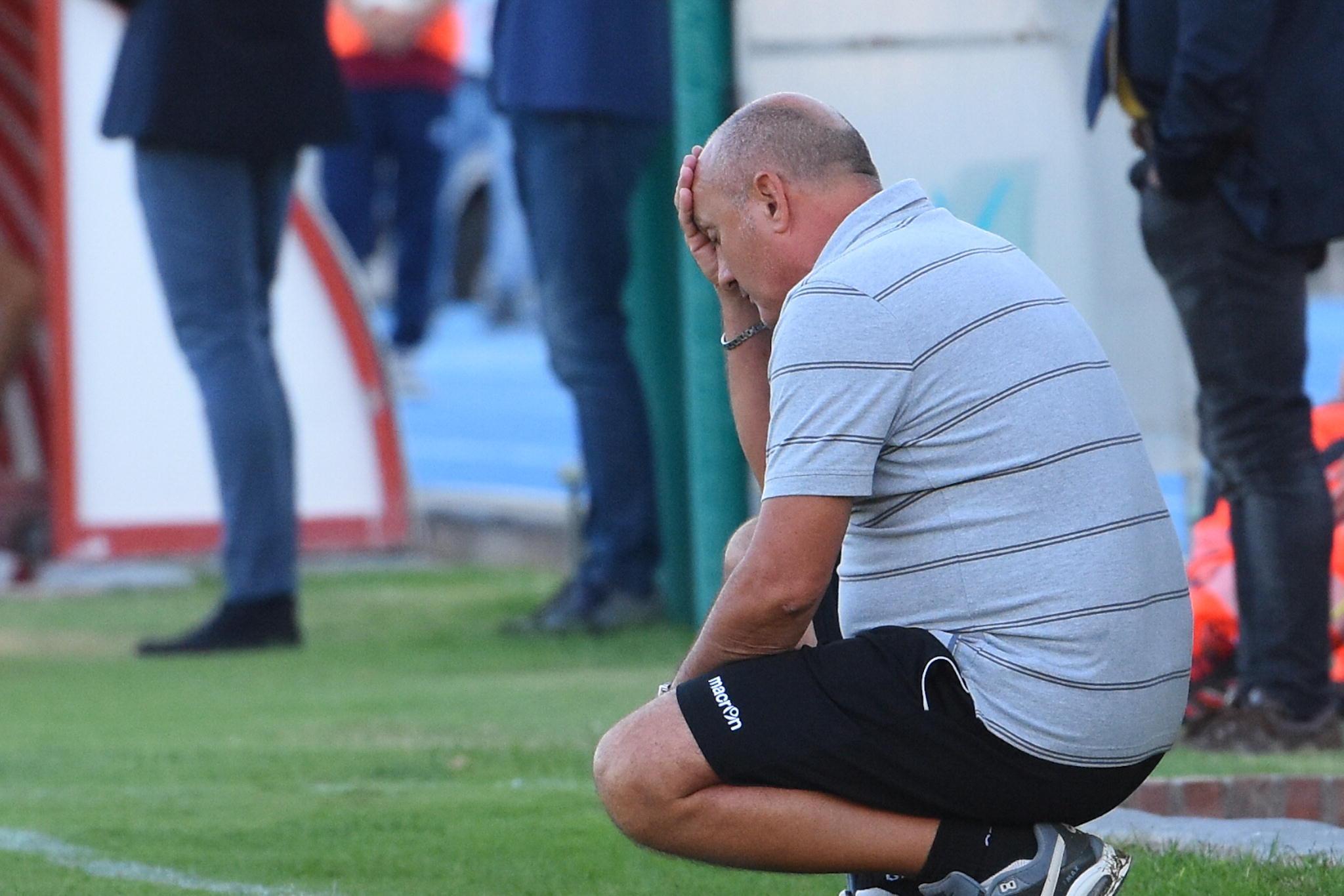 Lamberto Magrini, tecnico del Grosseto: la sua disperazione nel match perso col Cesena (Foto Agenzia BF)