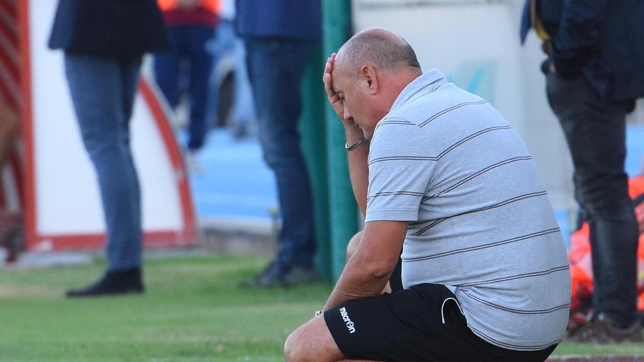 Lamberto Magrini, tecnico del Grosseto: la sua disperazione nel match perso col Cesena (Foto Agenzia BF)