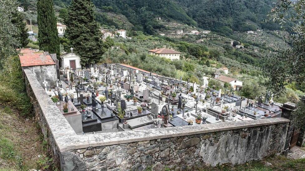 Matraia, degrado al cimitero