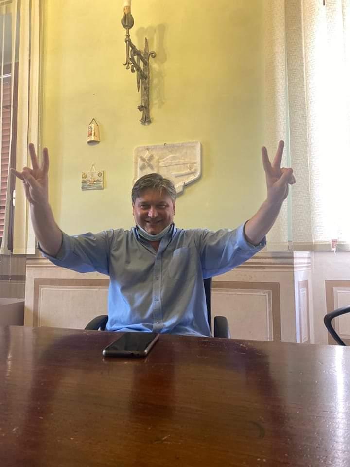 Andrea Casamenti festeggia dopo il successo a Orbetello