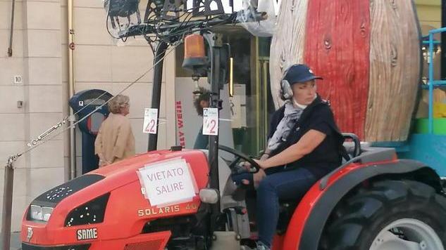 La trattorista sul carro più “rosa” della sfilata