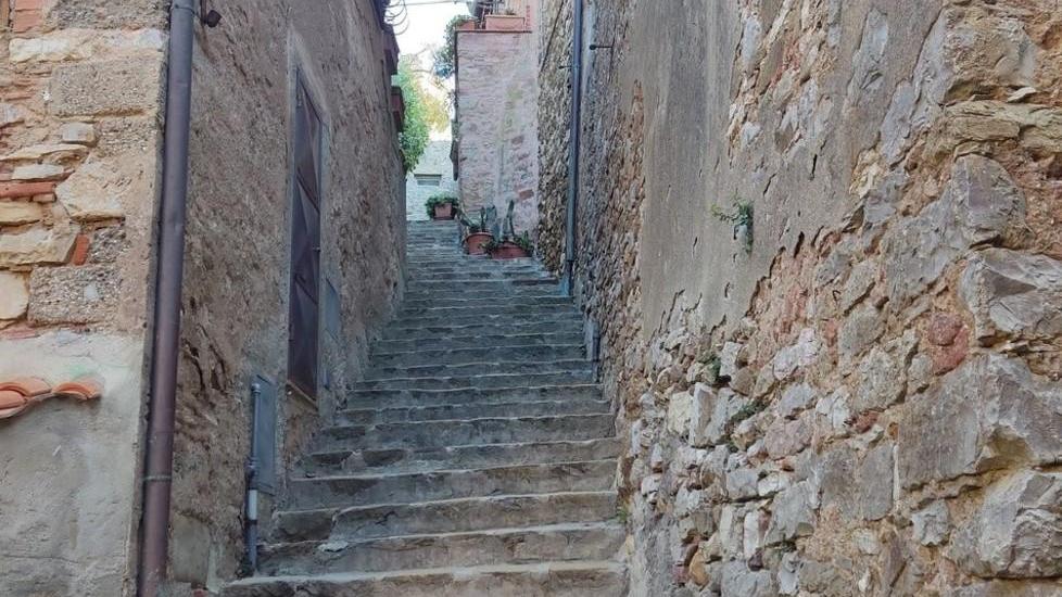 Strade del borgo servono i corrimano per la sicurezza