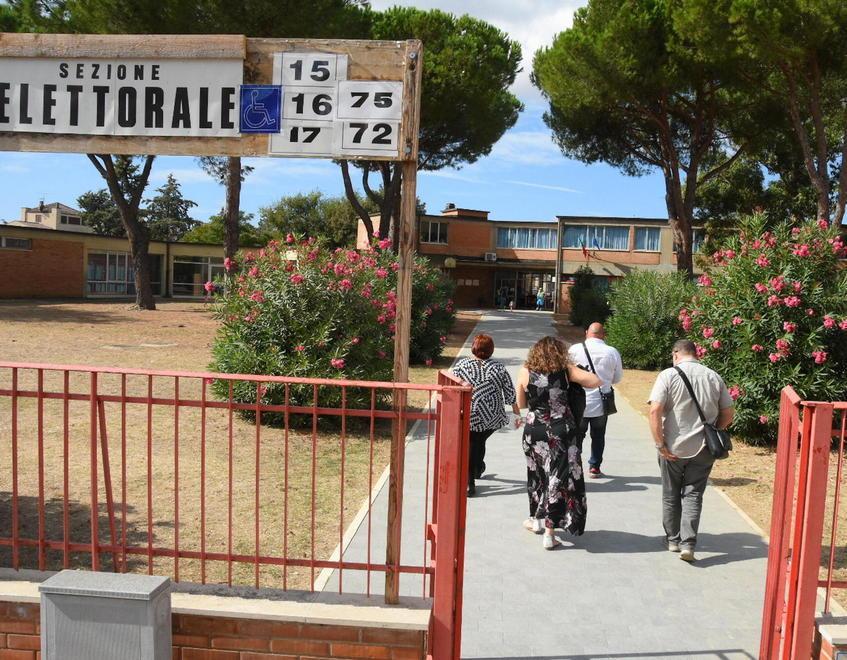 La corsa alle urne procede al rallentatore Nel primo giorno affluenza sotto al 50% 