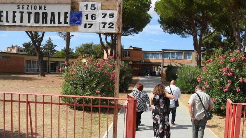 La corsa alle urne procede al rallentatore Nel primo giorno affluenza sotto al 50%