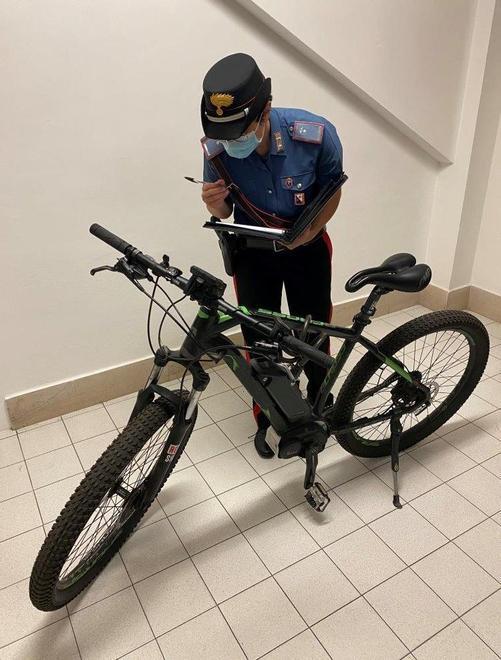 Ruba bici da 2mila euro Visto e poi rintracciato grazie alle telecamere