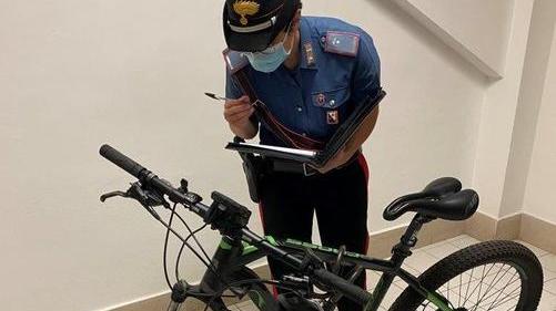 Ruba bici da 2mila euro Visto e poi rintracciato grazie alle telecamere
