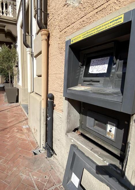 Fallisce il colpo al bancomat in piazza 